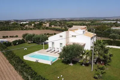 Piscina di Villa Ginevra by Villa Plus o nelle vicinanze