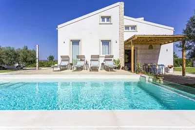 Piscina di Villa Ginevra by Villa Plus o nelle vicinanze