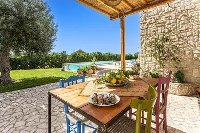 Piscina di Villa Ginevra by Villa Plus o nelle vicinanze
