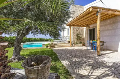 Piscina di Villa Ginevra by Villa Plus o nelle vicinanze