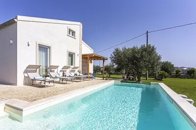 Piscina di Villa Ginevra by Villa Plus o nelle vicinanze