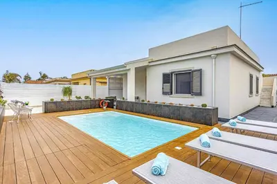 Piscina di Villa Loredana by Villa Plus o nelle vicinanze