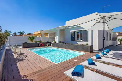 Piscina di Villa Loredana by Villa Plus o nelle vicinanze
