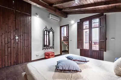 Letto o letti in una camera di GuestHost - Castello Ursino Apartment with Balcony