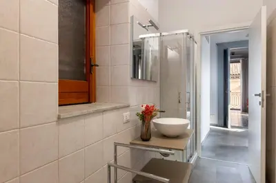 Bagno di Appartamento con tetti affrescati a Catania centro