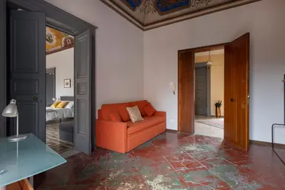 Area soggiorno di Appartamento con tetti affrescati a Catania centro