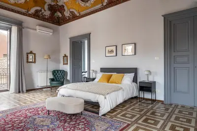 Area soggiorno di Appartamento con tetti affrescati a Catania centro
