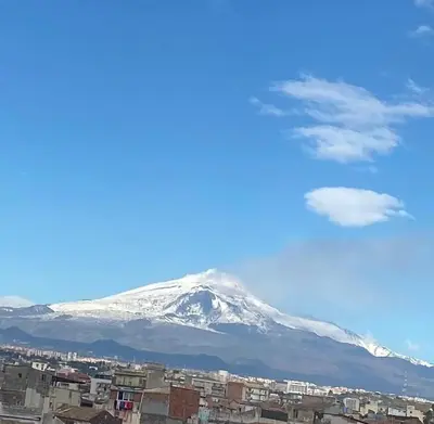 Vista generica sulle montagne o vista sulle montagne dall'interno dell'appartamento