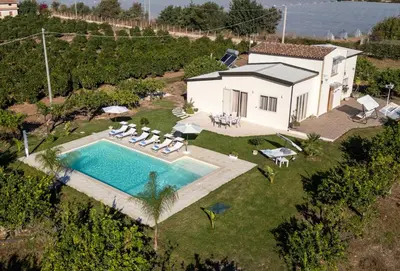 Piscina di PROFUMO DI ZAGARA 6&2 Emma Villas o nelle vicinanze