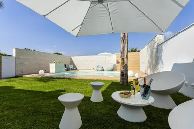 Piscina di ISULATRAVEL - Villa Amugea o nelle vicinanze