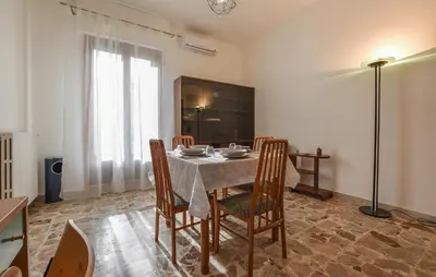 Area soggiorno di 1 Bedroom Lovely Apartment In Chiaramonte Gulfi