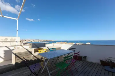 Vista generica sul mare o vista sul mare dall'interno dell'appartamento