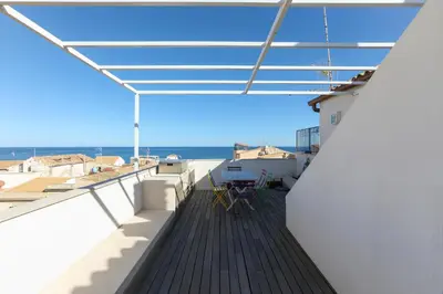 Vista generica sul mare o vista sul mare dall'interno dell'appartamento