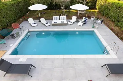 Piscina di Bombana Beach Apartments o nelle vicinanze