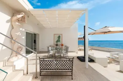 Vista generica sul mare o vista sul mare dall'interno della villa