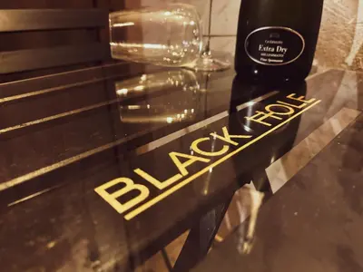 Certificato, attestato, insegna o altro documento esposto da BLACK HOLE ROOMS