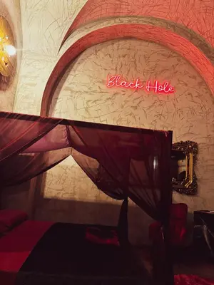 Letto o letti in una camera di BLACK HOLE ROOMS