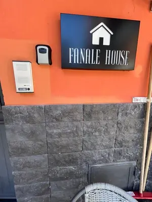 Certificato, attestato, insegna o altro documento esposto da Fanale House