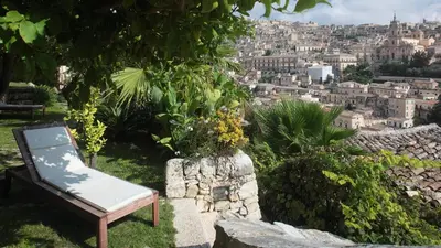 Vista generica su Modica o vista sulla città dall'interno dell'hotel