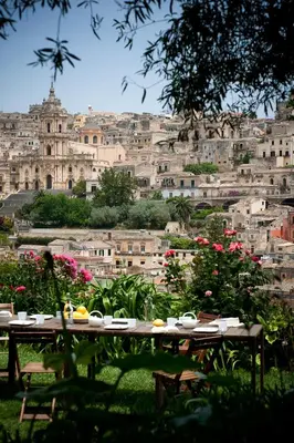 Vista generica su Modica o vista sulla città dall'interno dell'hotel