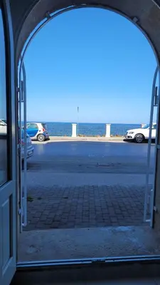 Vista generica sul mare o vista sul mare dall'interno dell'appartamento