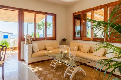 Area soggiorno di Villa Silvia 30mt from the Beach sea view