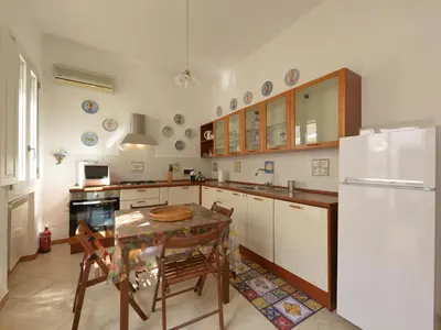 Cucina o angolo cottura di Vacation home with private pool, Floridia