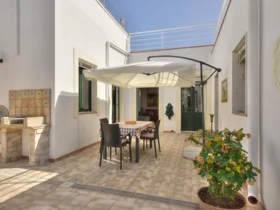 Patio o area all'aperto di Vacation home with private pool, Floridia