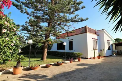 Giardino di Villa Flora: un'oasi verde a 100 m dal mare