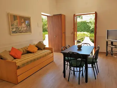Area soggiorno di Villa Flora: un'oasi verde a 100 m dal mare
