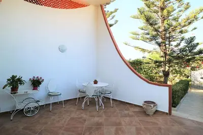 Balcone o terrazza di Villa Flora: un'oasi verde a 100 m dal mare