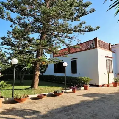 Villa Flora: un'oasi verde a 100 m dal mare