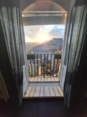 Vista generica sulle montagne o vista sulle montagne dall'interno del bed & breakfast