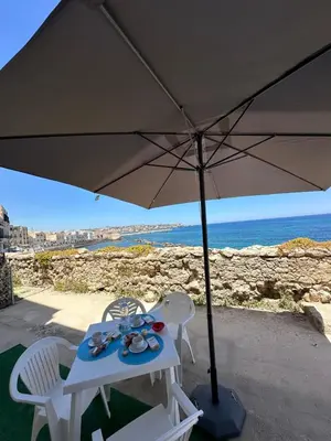 Vista generica sul mare o vista sul mare dall'interno dell'appartamento