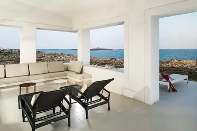 Vista generica sul mare o vista sul mare dall'interno della villa