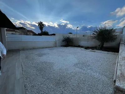 Vista generica sulle montagne o vista sulle montagne dall'interno della casa vacanze