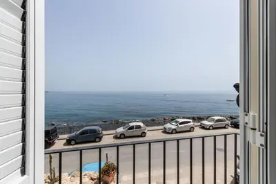 Vista generica sul mare o vista sul mare dall'interno dell'appartamento