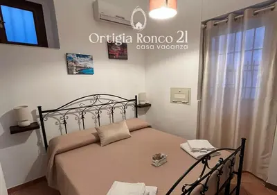 Letto o letti in una camera di Ortigia Ronco 21 - casa vacanza