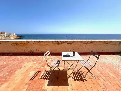 Vista generica sul mare o vista sul mare dall'interno dell'appartamento