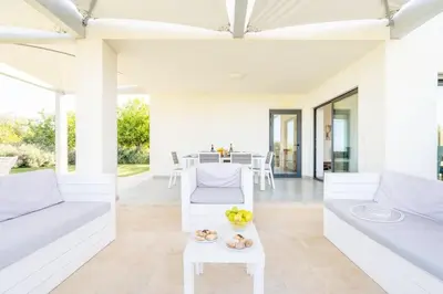 Area soggiorno di Villa Mennula vista mare montagne piscina privata - Tenuta il Cavaliere di Italia Noto