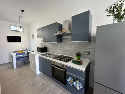 Cucina o angolo cottura di Blue Space 50 meters from the sandy beach, parking & wifi