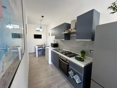 Cucina o angolo cottura di Blue Space 50 meters from the sandy beach, parking & wifi