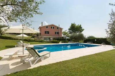 Piscina di Villa Calaforno o nelle vicinanze