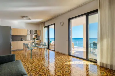 Vista generica sul mare o vista sul mare dall'interno della villa