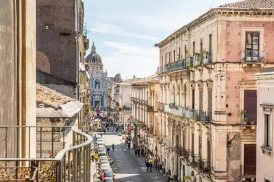 Vista generica su Catania o vista sulla città dall'interno dell'appartamento