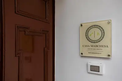 Certificato, attestato, insegna o altro documento esposto da Casa Marchesa