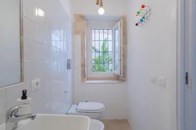 Bagno di Cortile Giudecca by Dimore in Sicily