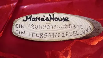 Certificato, attestato, insegna o altro documento esposto da Mama's House