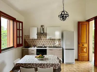 Cucina o angolo cottura di Garden Paradise near the sandy beach, parking & wifi