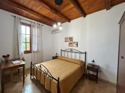 Letto o letti in una camera di Garden Paradise near the sandy beach, parking & wifi